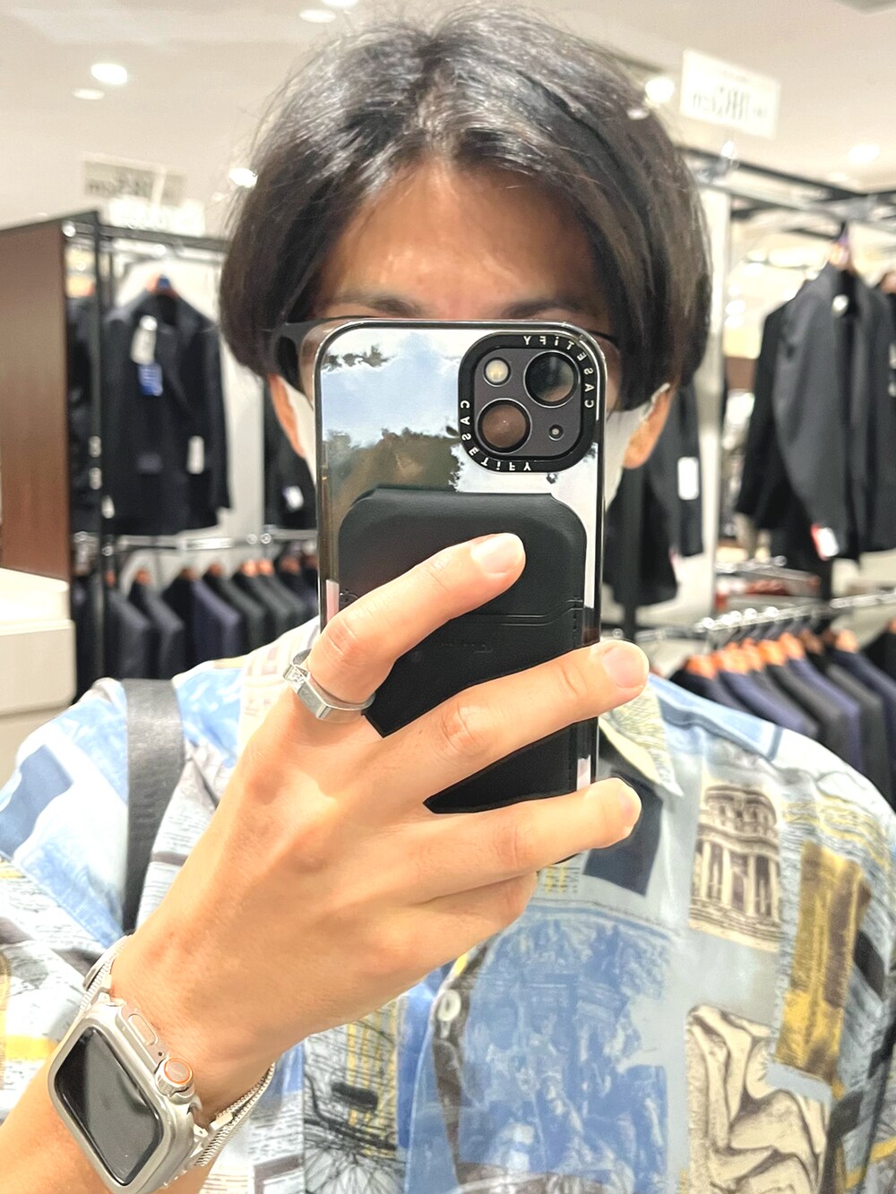 その他のシャツ/ブラウス、ブルー系のデニムパンツ、ブラック系のサンダルを着用したメンズの秋コーディネートの4枚目の写真