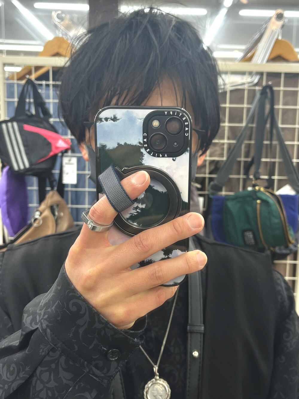 ブラック系のスラックス、ブラック系のドレスシューズ、ブラック系のショルダーバッグを着用したメンズの春コーディネートの4枚目の写真