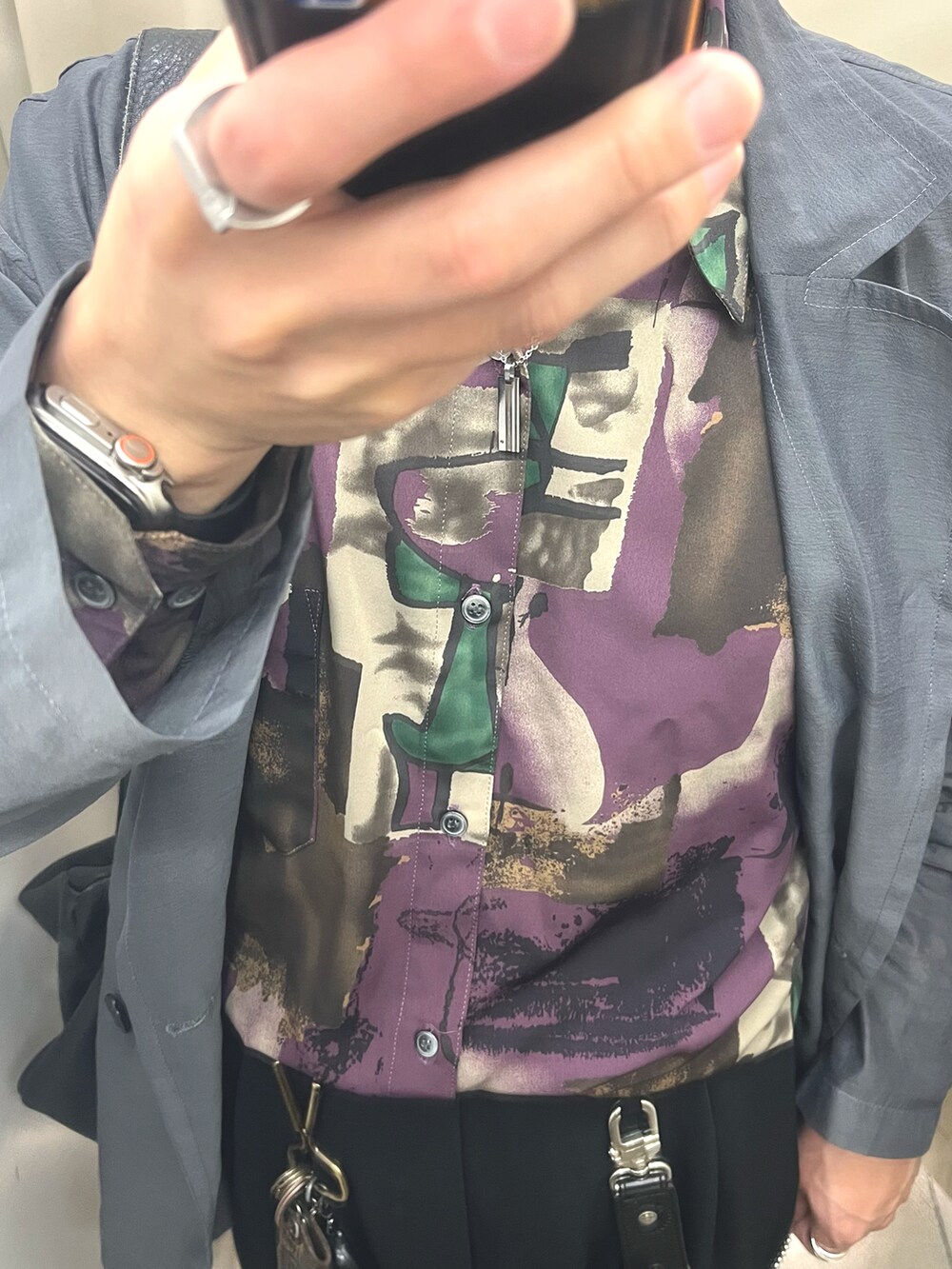 ブラック系のスラックス、グレー系のスニーカー、グレー系のテーラードジャケットを着用したメンズの春コーディネートの4枚目の写真