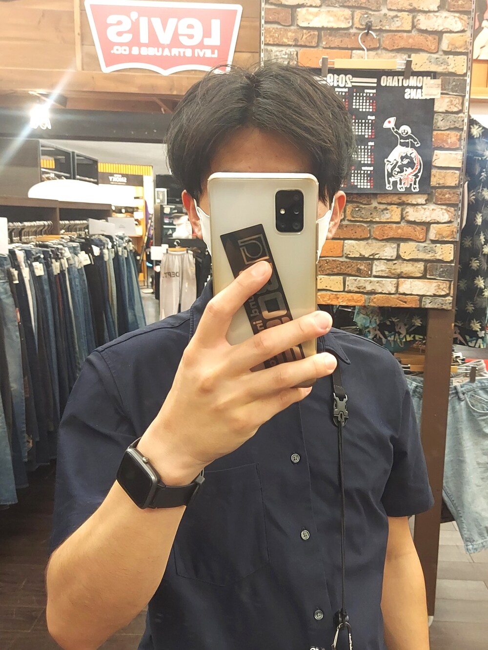 ブラック系のサンダル、グレー系のパンツ、ブルー系のビジネスシャツを着用したメンズの夏コーディネートの4枚目の写真