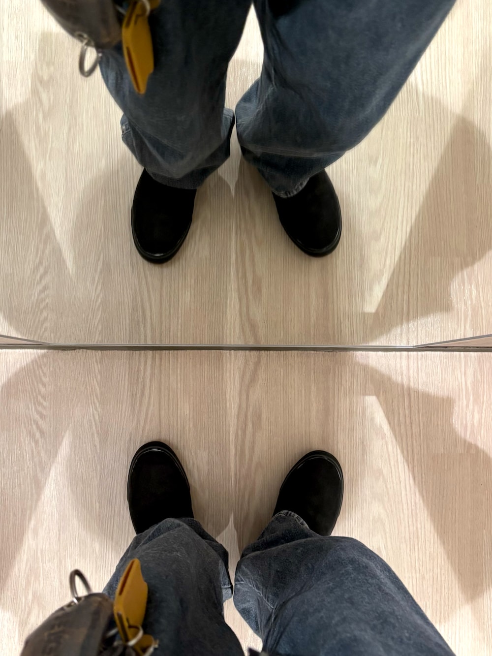 その他のシャツ/ブラウス、レッド系のニット/セーター、ブラック系のシャツ/ブラウスを着用したメンズの秋コーディネートの5枚目の写真