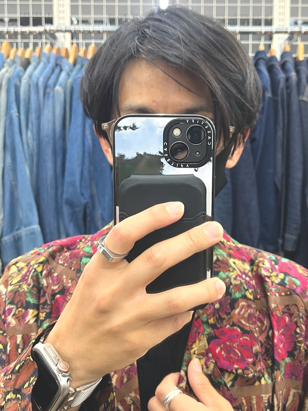 ブラウン系のパンツ、ブラック系のポロシャツ、ブラック系のサンダルを着用したメンズの秋コーディネートの4枚目の写真