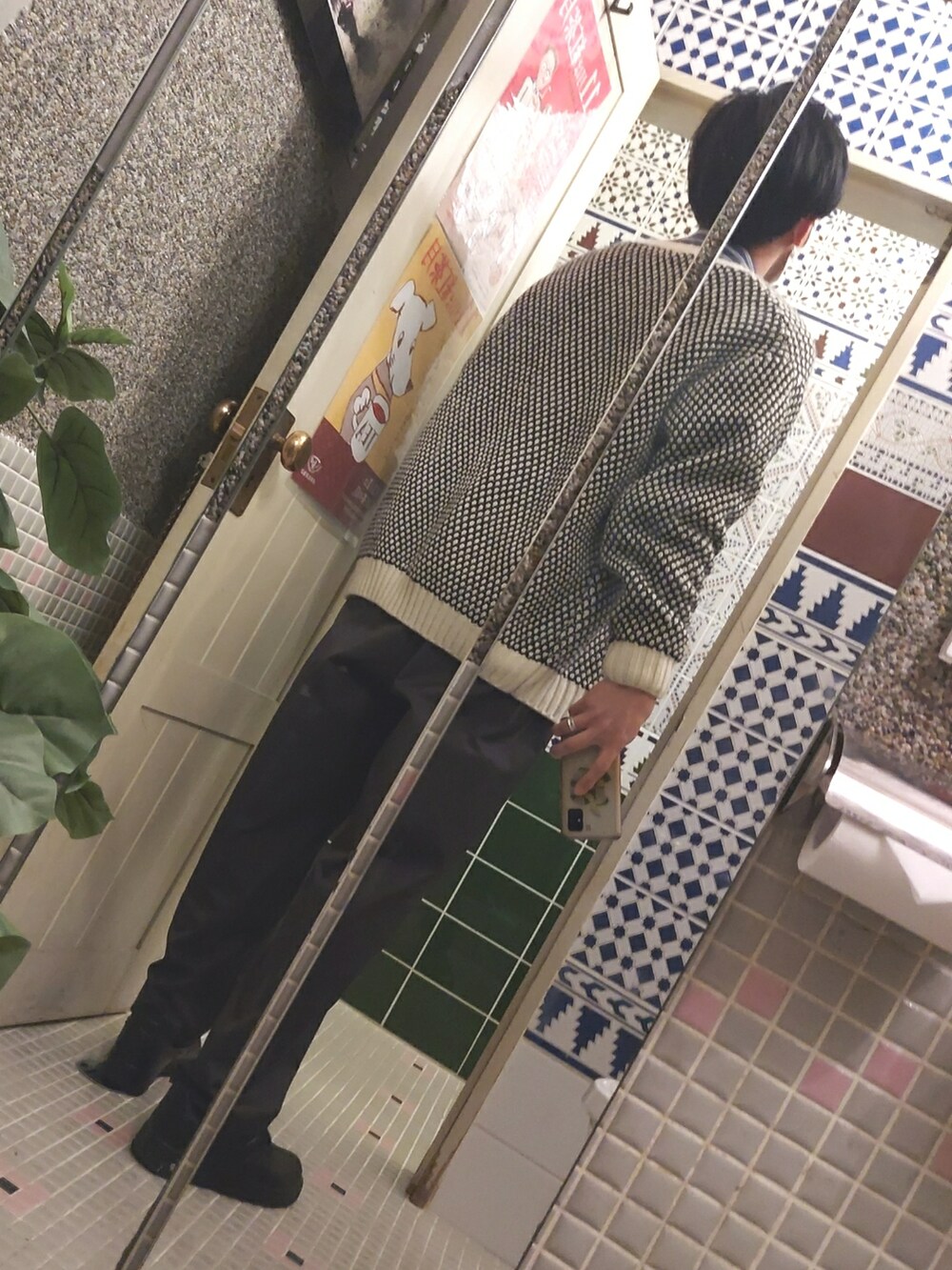 グレー系のパンツ、ブルー系のシャツ/ブラウス、ホワイト系のカーディガン/ボレロを着用したメンズの春コーディネートの2枚目の写真