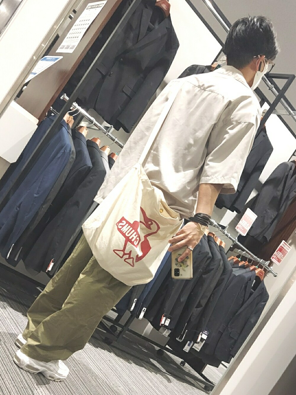 グリーン系のパンツ、ホワイト系のスニーカー、ホワイト系のシャツ/ブラウスを着用したメンズの夏コーディネートの2枚目の写真