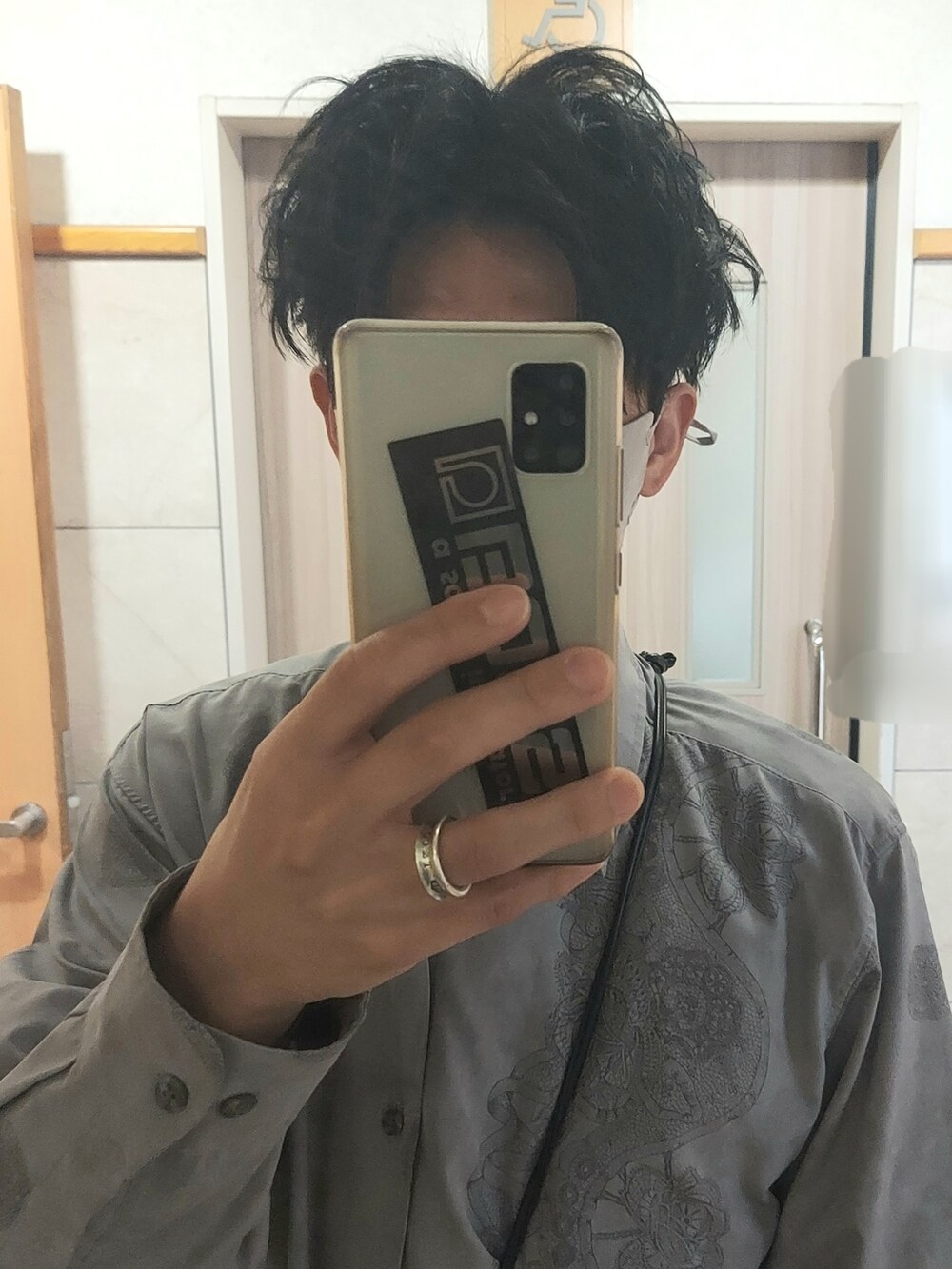 ブラック系のスニーカー、ブラック系のスラックス、ブラック系のショルダーバッグを着用したメンズの春コーディネートの5枚目の写真