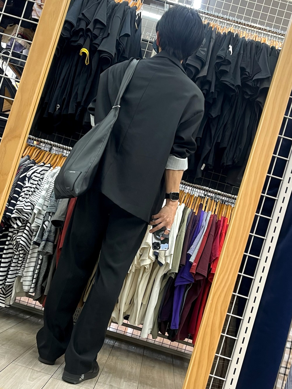「オールブラック、ブラック、ブラックコーデ、ワントーンコーデ、ジャケット、タックイン、ネックレス、Tシャツ、スラックス、春ファッション、韓国ファッション、シンプルスタイル、黒、オーバーサイズ、革靴」｜「HAREの【SETUP対応】TRバギーワイドフレアパンツ(HARE)（スラックス、ブラック系）」を使った、xi(相互)さん（メンズ・171cm）の春コーディネートの2枚目の写真