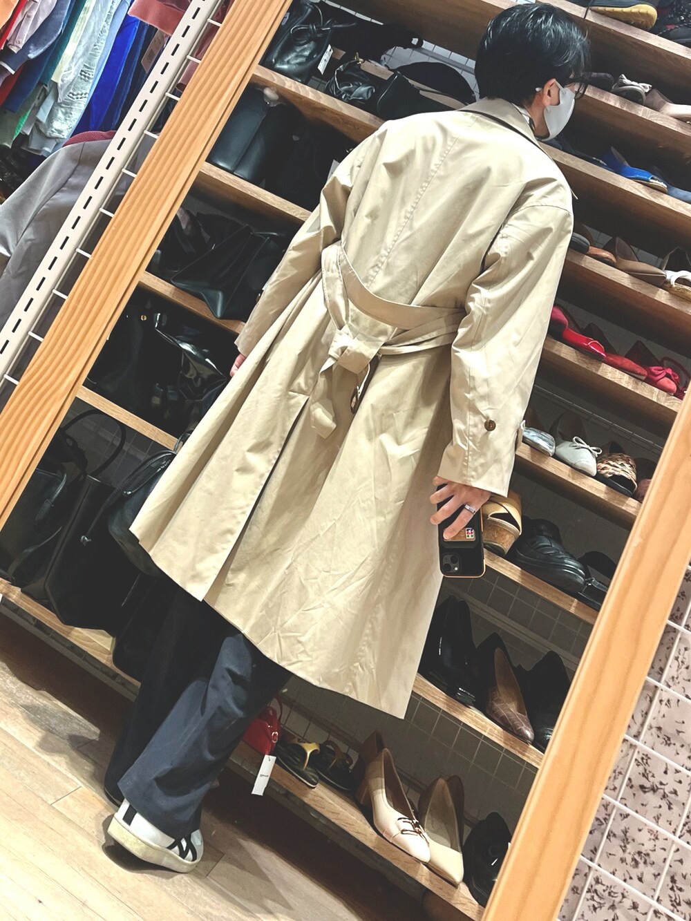 その他のニット/セーター、グレー系のスラックス、ホワイト系のスニーカーを着用したメンズの春コーディネートの2枚目の写真