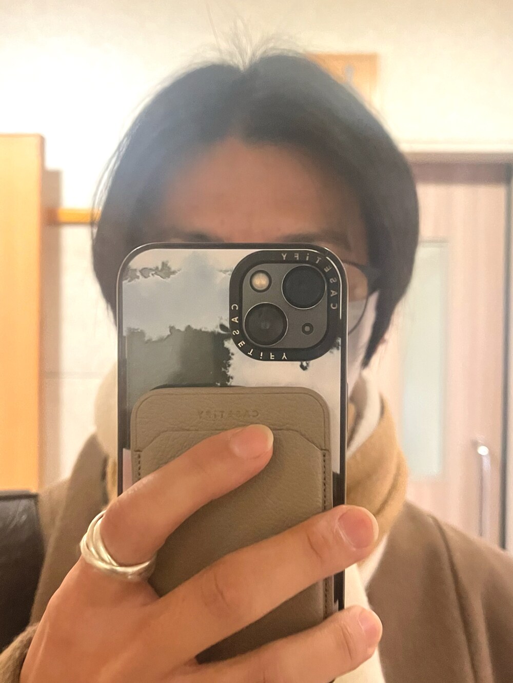 ブラック系のローファー、ホワイト系のニット/セーター、ブラック系のショルダーバッグを着用したメンズの冬コーディネートの4枚目の写真