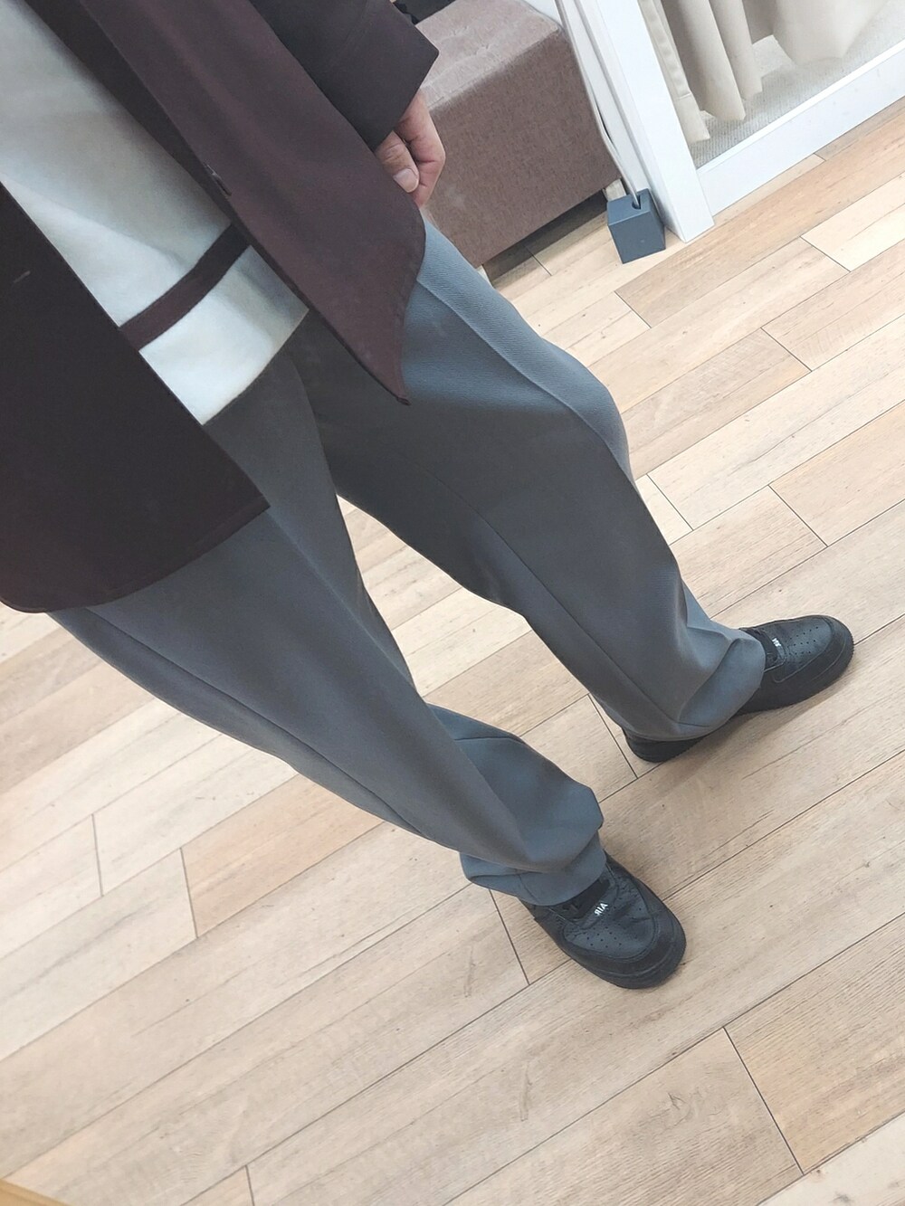 ブルー系のパンツ、ブラック系のスニーカー、パープル系のジャケット/アウターを着用したメンズの冬コーディネートの3枚目の写真