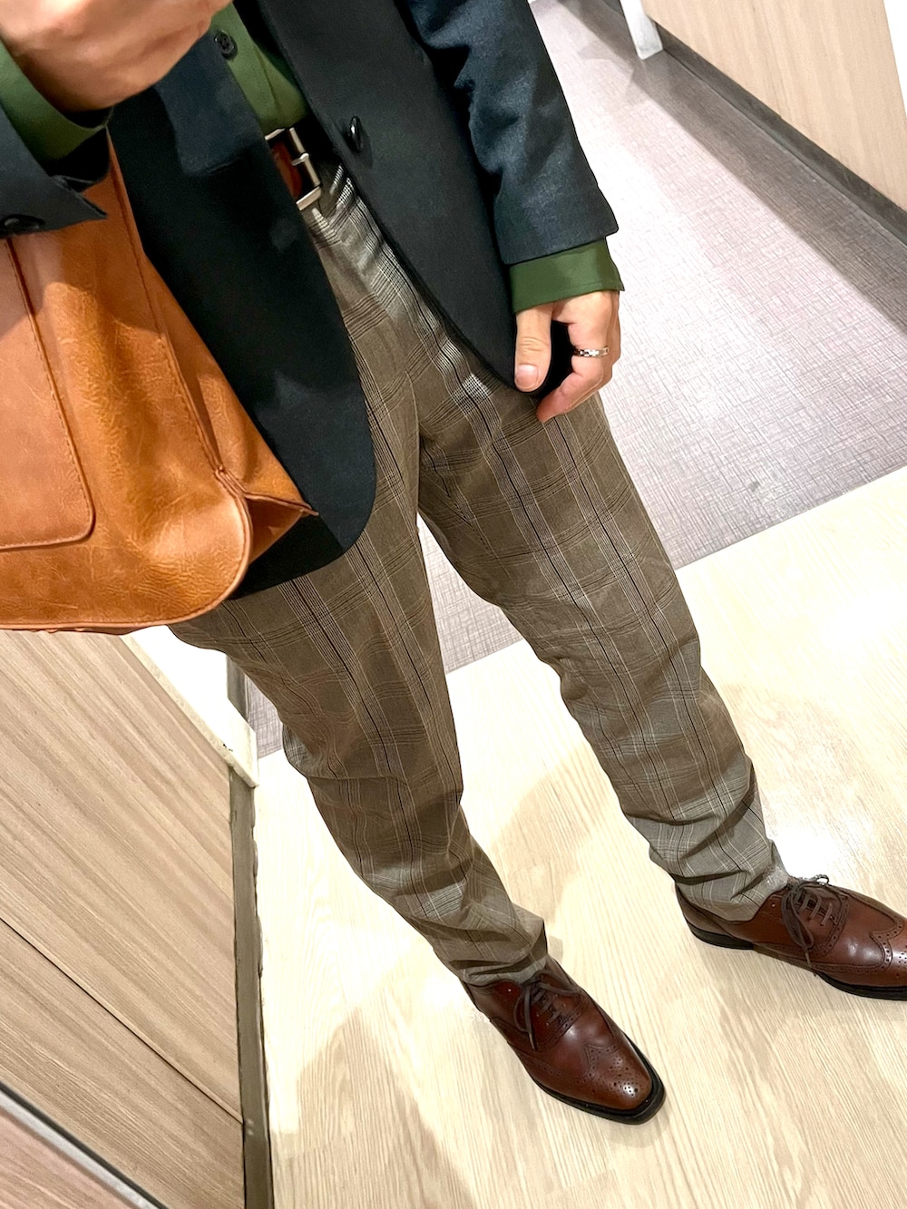 「ブラウン、秋のコーデ、メンズコーデ、チェックパンツ、着回しコーデ、革靴、秋服コーデ、ビジネススタイル、トートバッグ、シャツジャケット、シャツ好き集まれ、タックイン、ウィングチップシューズ、カラーシャツ」｜「REGALのリーガル メンズ ドレス/【ビジネス】ウイングチップ/革底（ドレスシューズ、ブラウン系）」を使った、xi(相互)さん（メンズ・171cm）の秋コーディネートの3枚目の写真