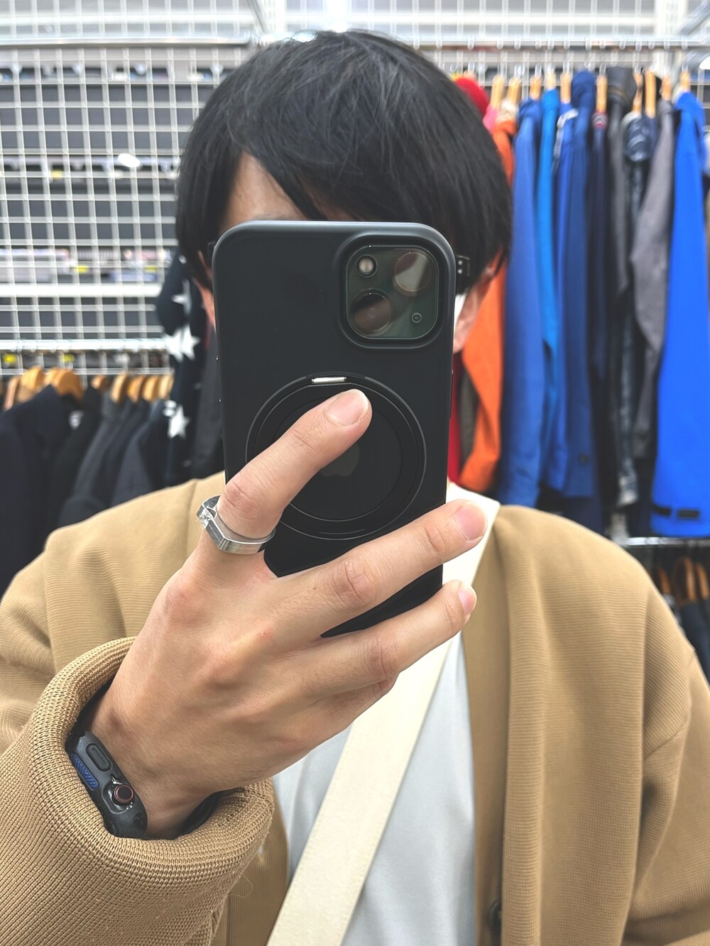 グレー系のスラックス、ベージュ系のシューズ、ベージュ系のバッグを着用したメンズの秋コーディネートの4枚目の写真