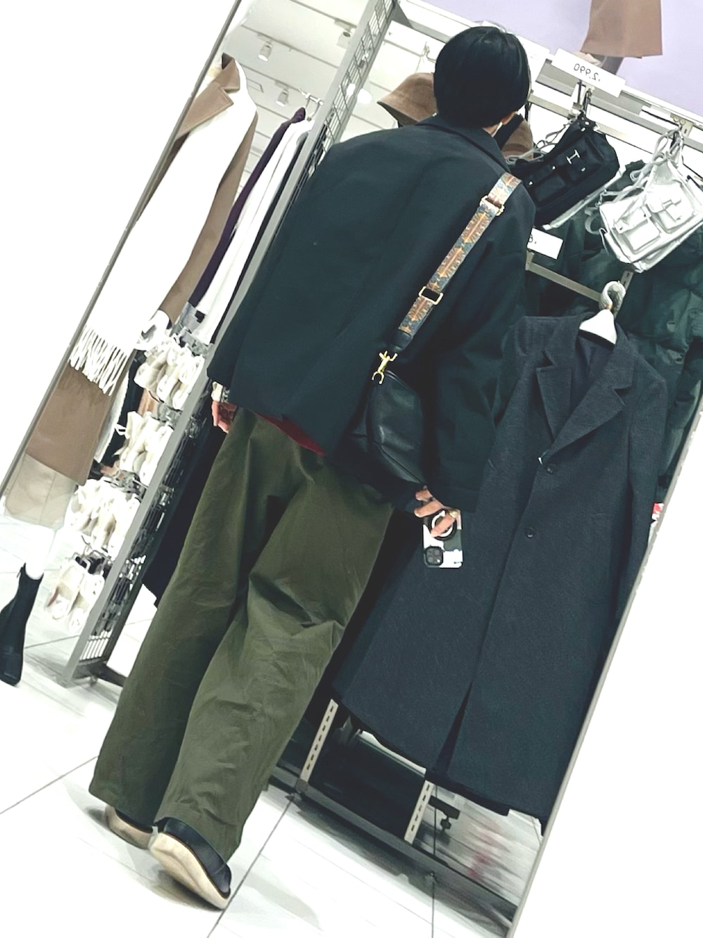 ブラック系のブーツ、ブラック系のテーラードジャケット、ホワイト系のシャツ/ブラウスを着用したメンズの冬コーディネートの2枚目の写真