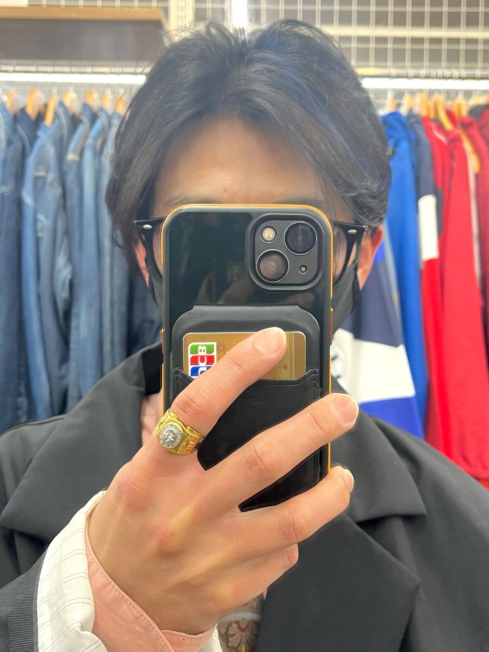 ブルー系のデニムパンツ、ブラック系のスニーカー、ピンク系のシャツ/ブラウスを着用したメンズの春コーディネートの4枚目の写真