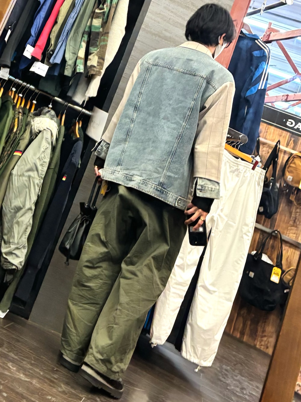 ブラック系のドレスシューズ、ブラック系のシャツ/ブラウス、ブラウン系のジャケット/アウターを着用したメンズの冬コーディネートの2枚目の写真