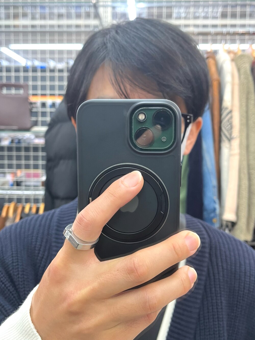 ブラウン系のパンツ、ホワイト系のスニーカー、ブラック系のショルダーバッグを着用したメンズの秋コーディネートの3枚目の写真