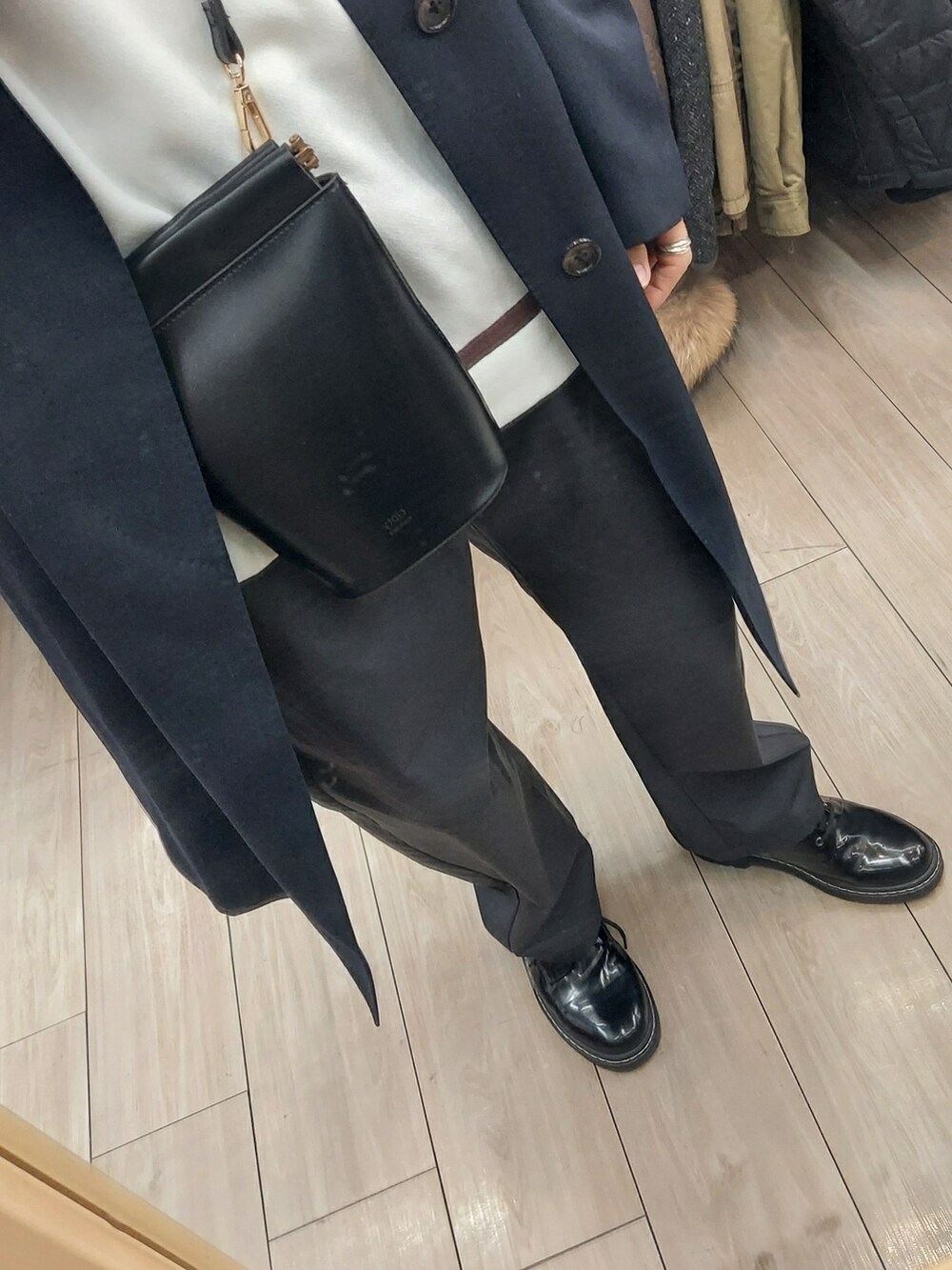 ブラック系のシューズ、ブルー系のジャケット/アウター、ブラック系のバッグを着用したメンズの冬コーディネートの3枚目の写真