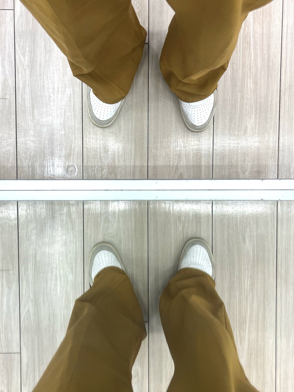 オレンジ系のパンツ、ホワイト系のスニーカー、グリーン系のシャツ/ブラウスを着用したメンズの夏コーディネートの5枚目の写真