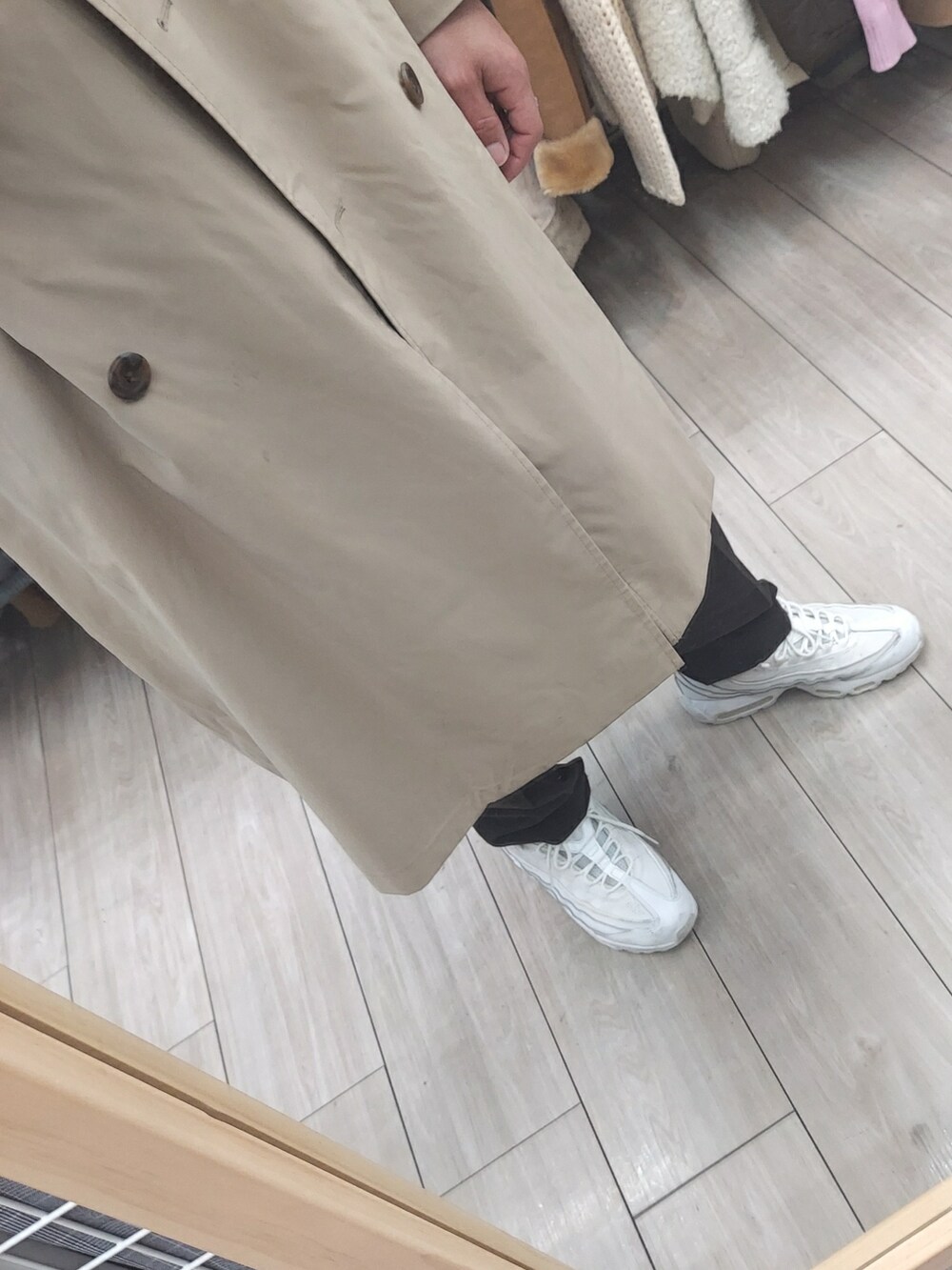 グリーン系のシャツ/ブラウス、ブラウン系のパンツ、ホワイト系のスニーカーを着用したメンズの冬コーディネートの3枚目の写真