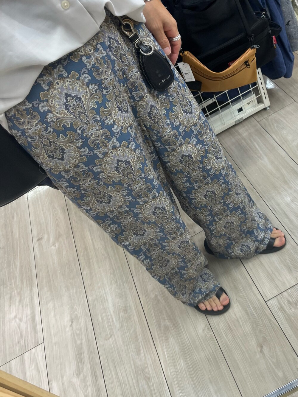 ブルー系のパンツ、ブラック系のサンダル、ブラック系のショルダーバッグを着用したメンズの夏コーディネートの3枚目の写真