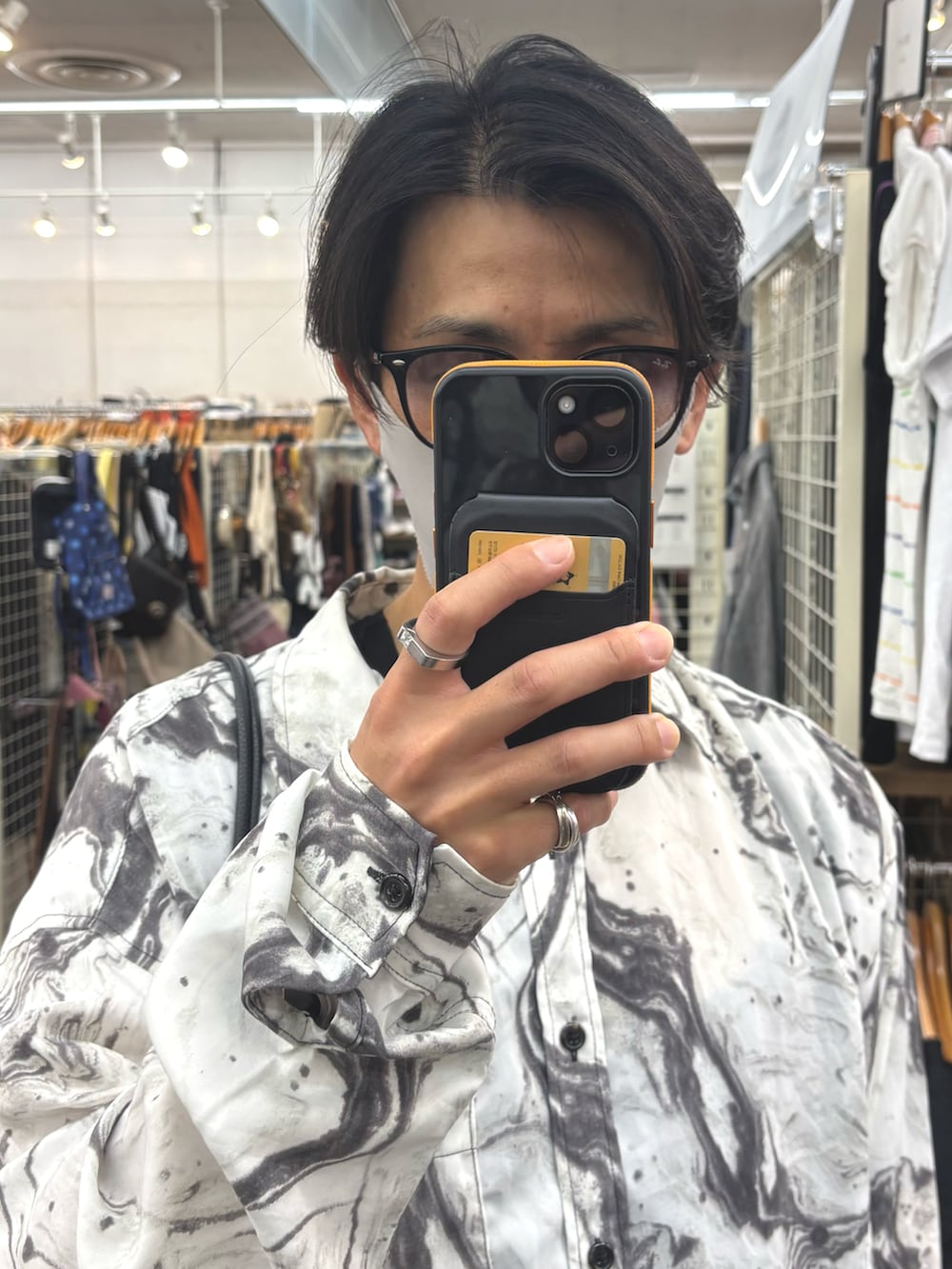 その他のシャツ/ブラウス、ブラック系のパンツ、ブラック系のショルダーバッグを着用したメンズの夏コーディネートの4枚目の写真