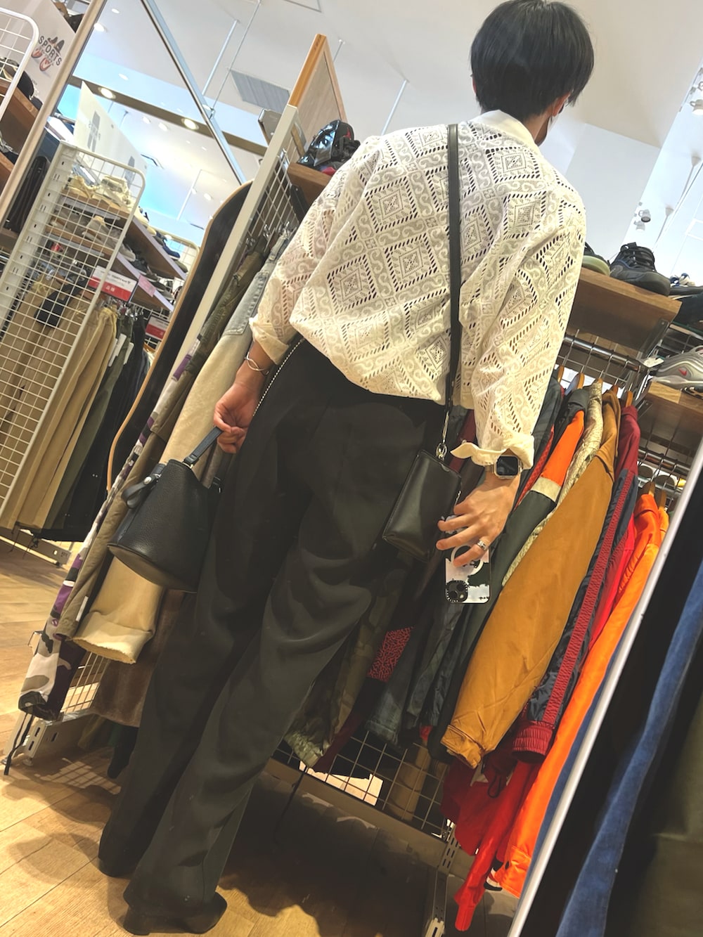 ブラック系のスラックス、ホワイト系のシャツ/ブラウス、ブラック系のショルダーバッグを着用したメンズの夏コーディネートの2枚目の写真