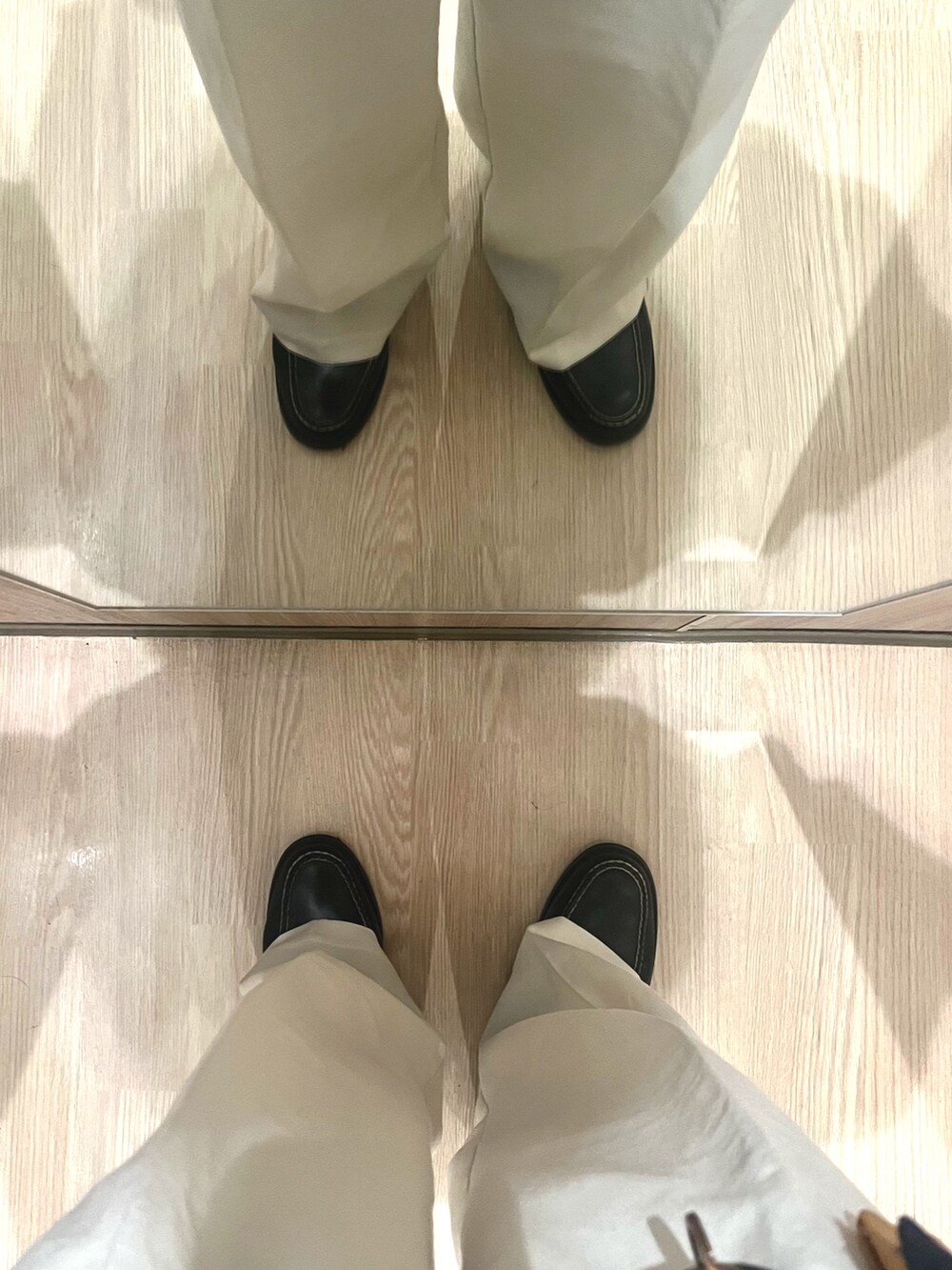 「サングラス、ワイドパンツ、シンプルスタイル、リラックススタイル、お出かけコーデ、おしゃれさんと繋がりたい、きれいめカジュアル、カジュアルコーデ、初夏コーデ、大人コーデ、大人カジュアル、春めき満開コーデ、レース、シアートップス、いいね、save、フォローお願いします🤑」|「Lui'sのワイドストレートパンツ(スラックス、ホワイト系)」を使った、xi(相互)さん(メンズ・171cm)の春コーディネートの5枚目の写真