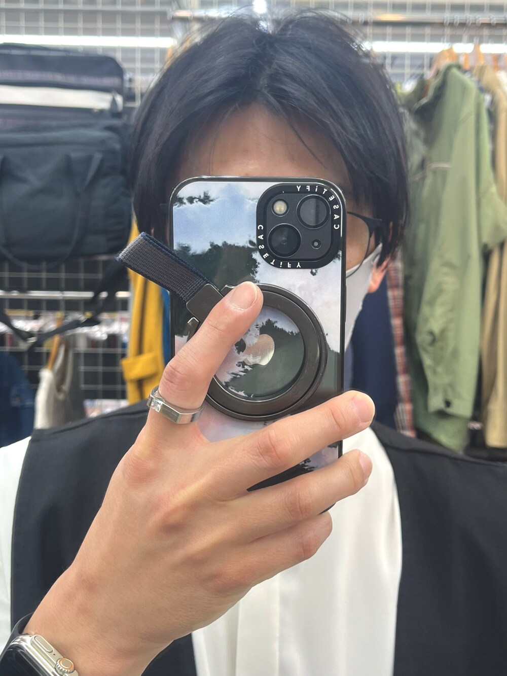 パープル系のパンツ、ホワイト系のスニーカー、ホワイト系のシャツ/ブラウスを着用したメンズの春コーディネートの4枚目の写真