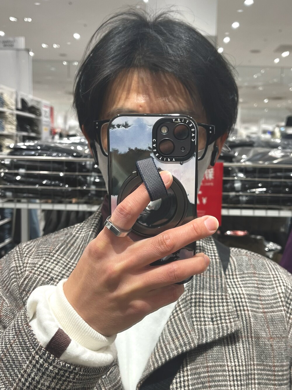 ブラウン系のパンツ、ブラック系のローファー、その他のジャケット/アウターを着用したメンズの冬コーディネートの4枚目の写真