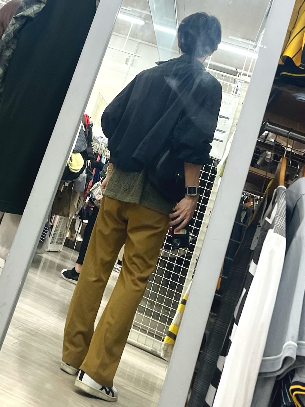 オレンジ系のパンツ、ホワイト系のスニーカー、グリーン系のシャツ/ブラウスを着用したメンズの夏コーディネートの2枚目の写真