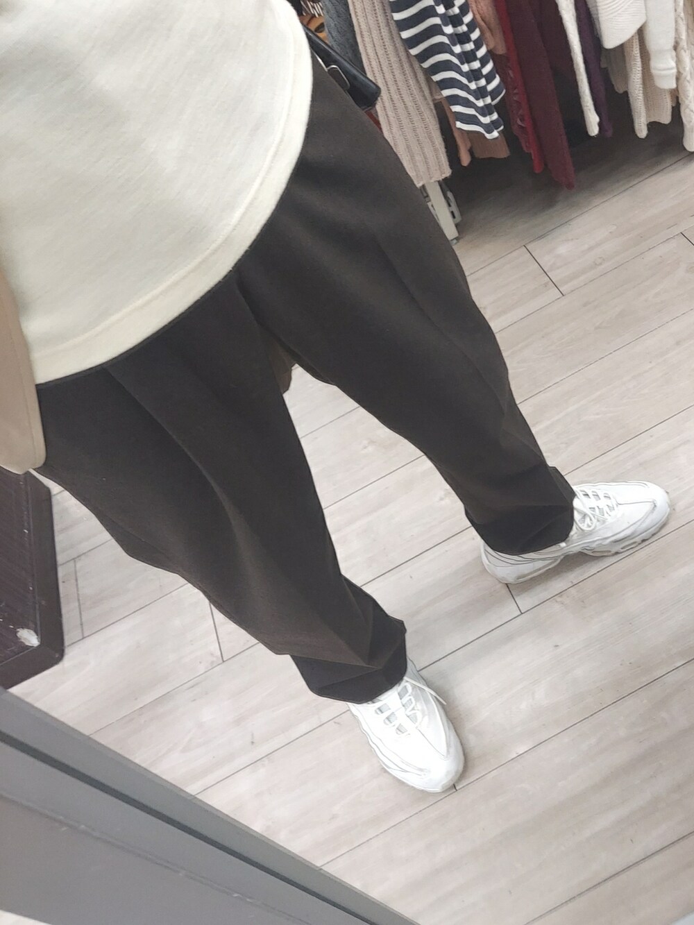 ブラウン系のパンツ、ホワイト系のスニーカー、ブラウン系のカーディガン/ボレロを着用したメンズの冬コーディネートの3枚目の写真