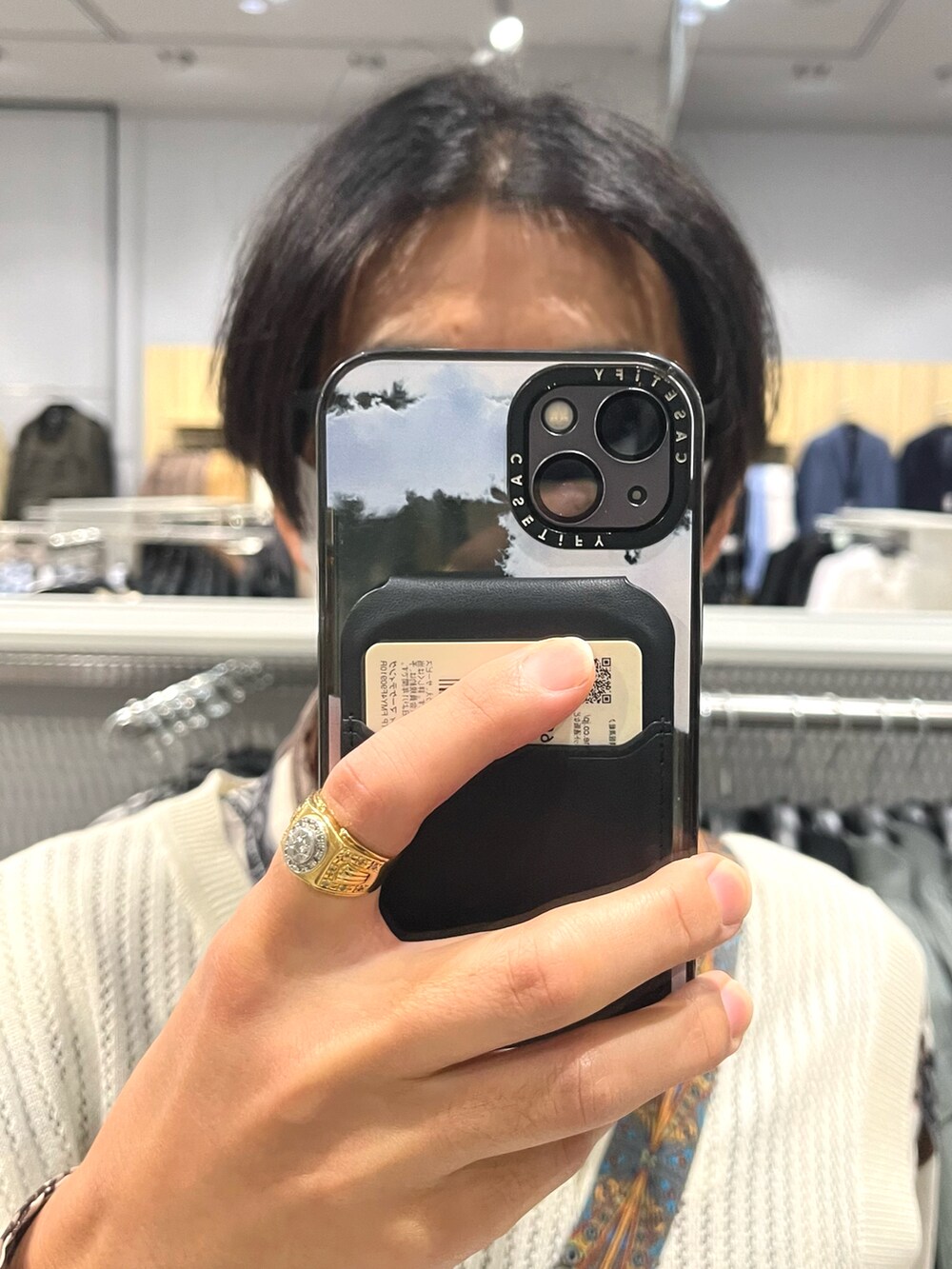 ブラック系のローファー、ホワイト系のスラックス、ベージュ系のベストを着用したメンズの秋コーディネートの4枚目の写真