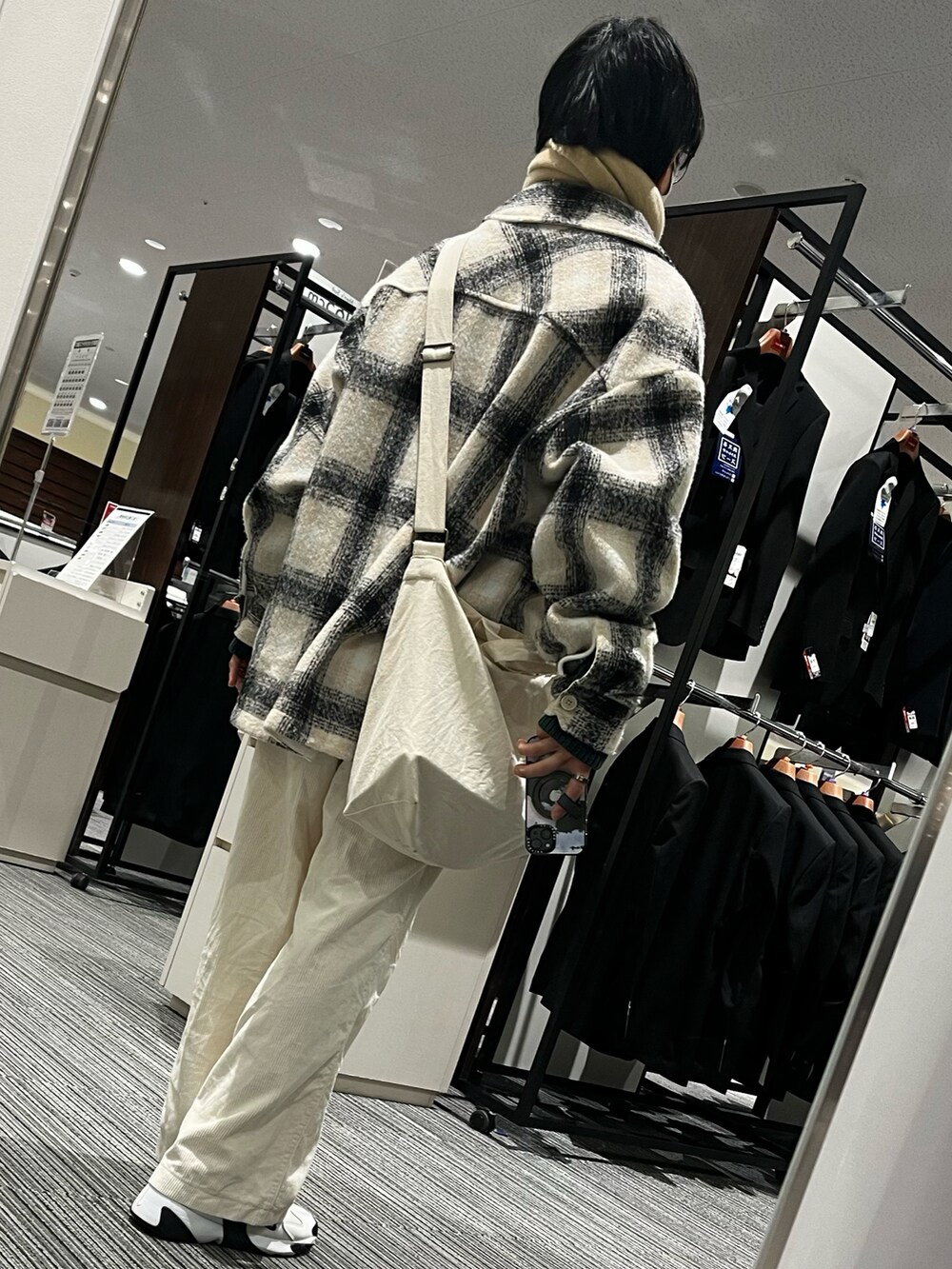 ホワイト系のスニーカー、ホワイト系のパンツ、ホワイト系のジャケット/アウターを着用したメンズの冬コーディネートの2枚目の写真