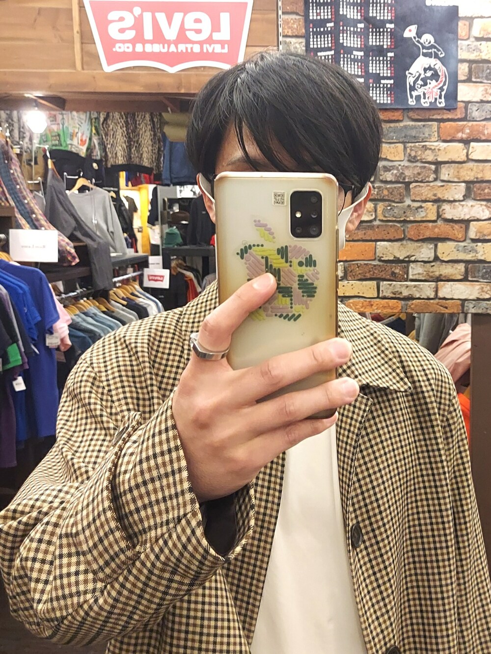 ブルー系のデニムパンツ、ブラック系のスニーカー、ブラウン系のボディバッグ/ウエストポーチを着用したメンズの春コーディネートの4枚目の写真