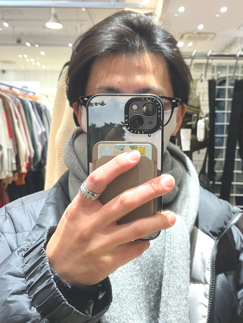 ブラック系のダウンジャケット/コート、ブラック系のデニムパンツ、ブラック系のスニーカーを着用したメンズの冬コーディネートの4枚目の写真