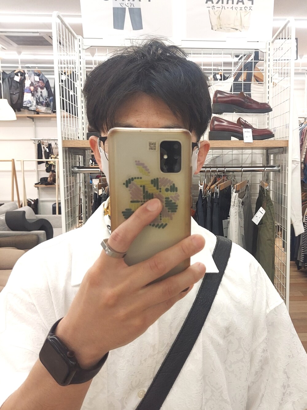 グリーン系のパンツ、ホワイト系のスニーカー、ホワイト系のシャツ/ブラウスを着用したメンズの春コーディネートの4枚目の写真