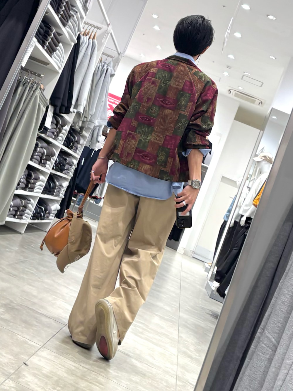 ブラウン系のショルダーバッグ、ブルー系のシャツ/ブラウス、ホワイト系のTシャツ/カットソーを着用したメンズの春コーディネートの2枚目の写真