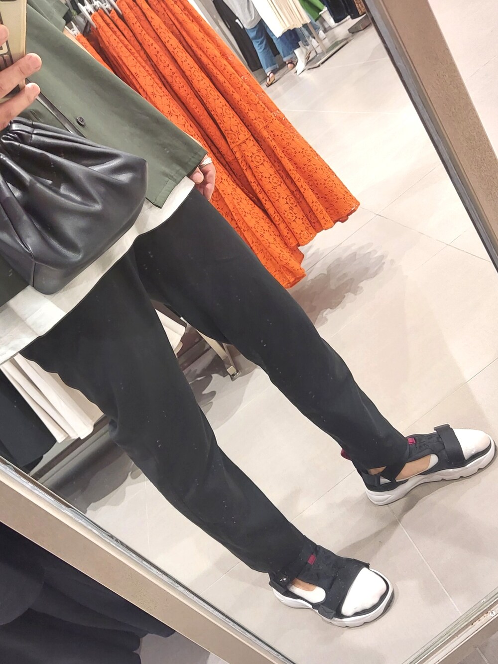 ブラック系のスラックス、ブラック系のサンダルを着用したメンズの夏コーディネートの3枚目の写真