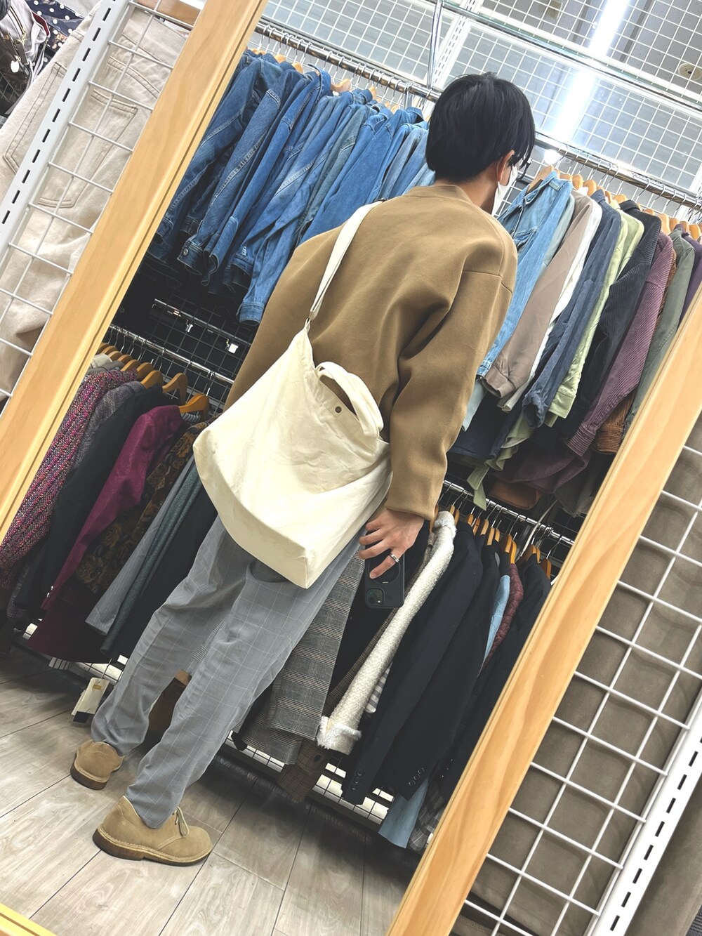 グレー系のスラックス、ベージュ系のシューズ、ベージュ系のバッグを着用したメンズの秋コーディネートの2枚目の写真