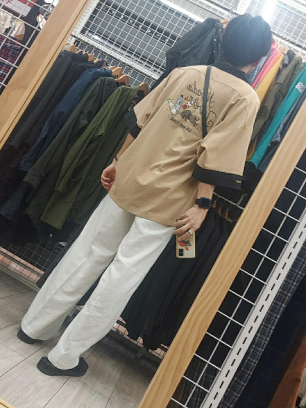 ブラック系のサンダル、ブラック系のショルダーバッグ、ベージュ系のシャツ/ブラウスを着用したメンズの夏コーディネートの2枚目の写真