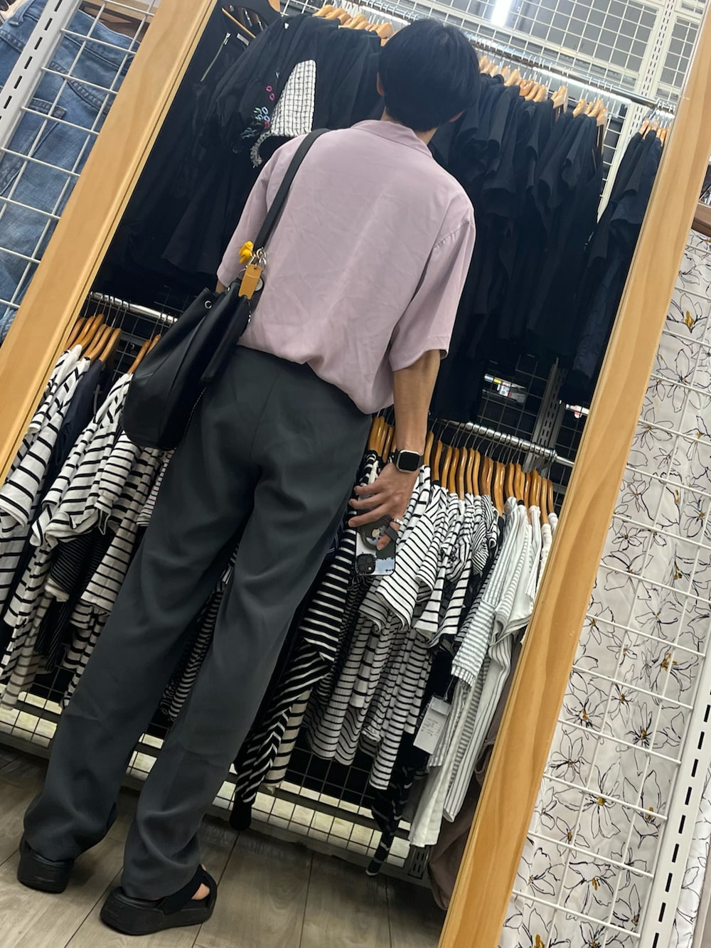 ブラック系のサンダル、グレー系のスラックス、ブラック系のショルダーバッグを着用したメンズの夏コーディネートの2枚目の写真