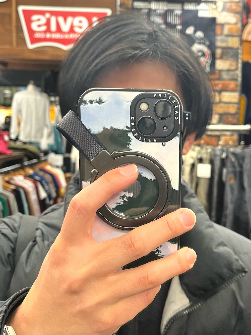 ブラック系のトップス、ブラック系のダウンジャケット/コート、グレー系のその他パンツを着用したメンズの冬コーディネートの4枚目の写真