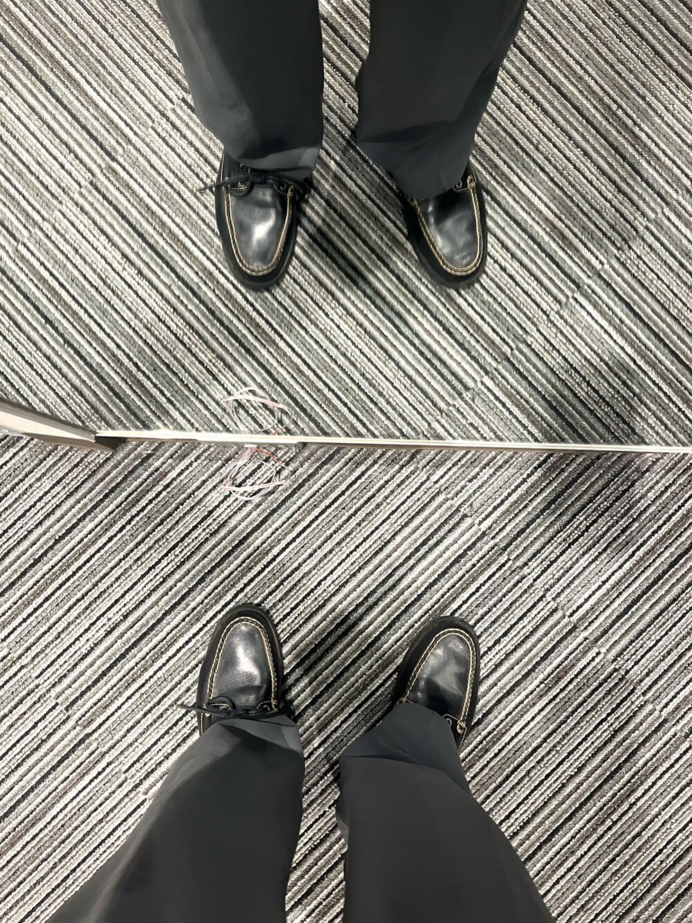 ブラック系のローファー、グレー系のスラックス、その他のシャツ/ブラウスを着用したメンズの春コーディネートの5枚目の写真