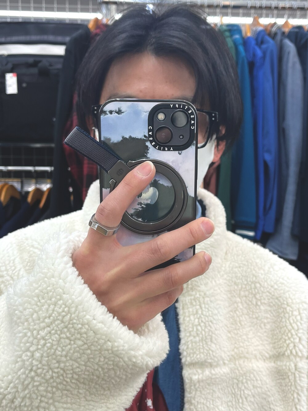 ブルー系のデニムパンツ、レッド系のスニーカー、ホワイト系のブルゾンを着用したメンズの春コーディネートの4枚目の写真