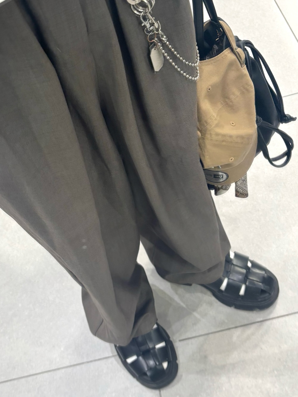 グレー系のスラックス、ホワイト系のタンクトップ、ブルー系のシャツ/ブラウスを着用したメンズの夏コーディネートの3枚目の写真