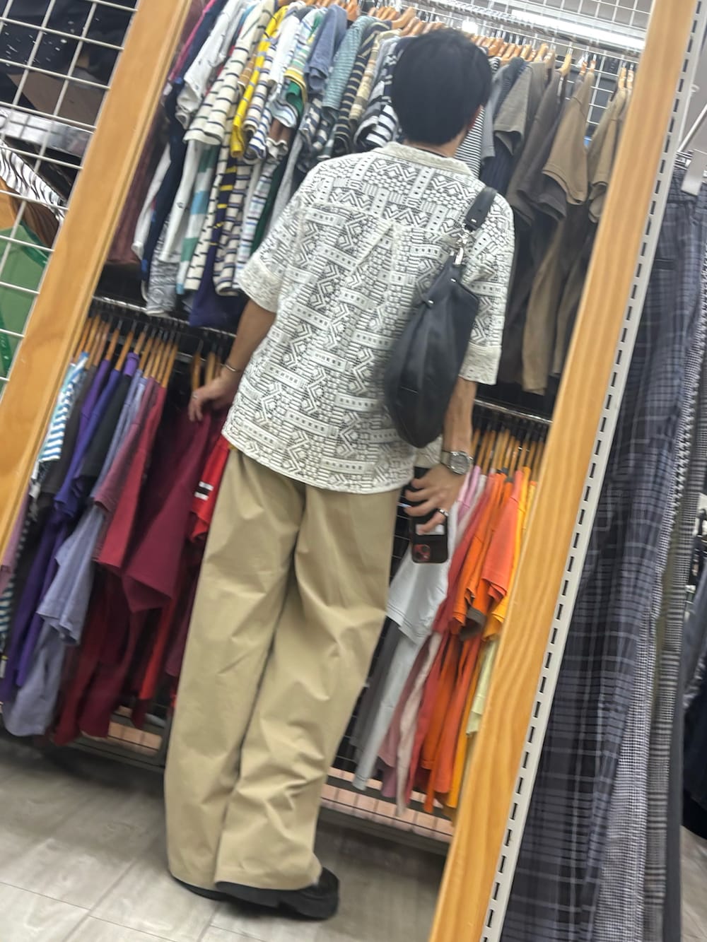 ホワイト系のシャツ/ブラウス、ブラック系のTシャツ/カットソー、ベージュ系のチノパンツを着用したメンズの夏コーディネートの2枚目の写真
