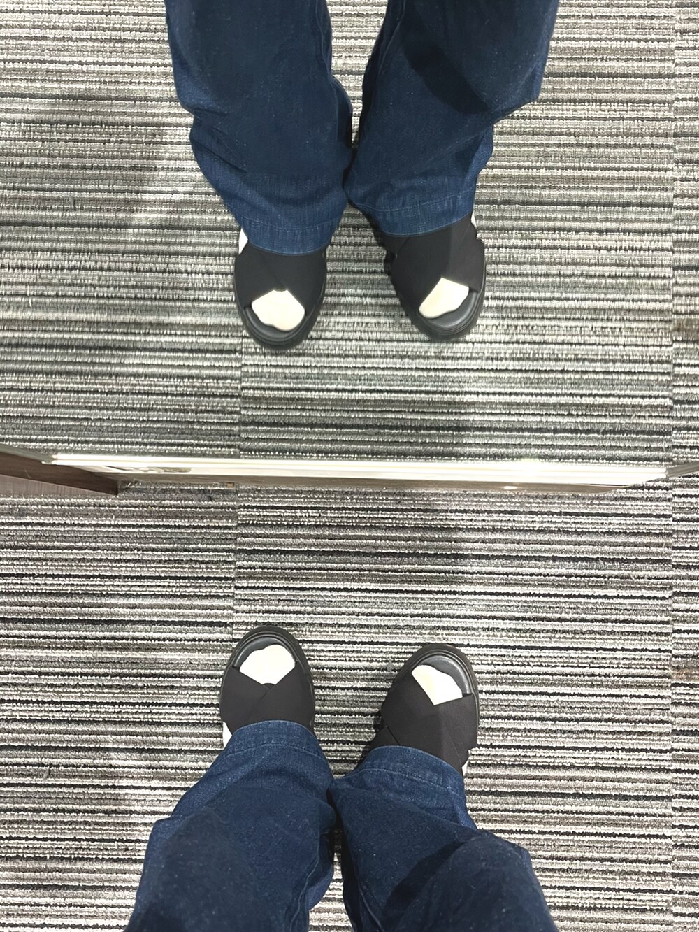 その他のシャツ/ブラウス、ブルー系のデニムパンツ、ブラック系のサンダルを着用したメンズの秋コーディネートの5枚目の写真