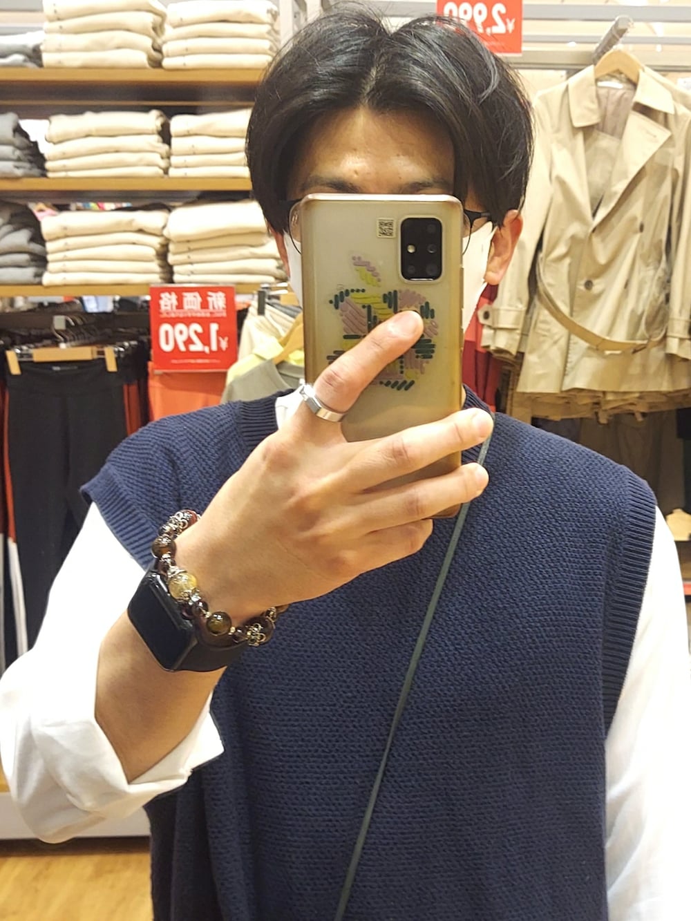 ブルー系のパンツ、ホワイト系のスニーカー、ブルー系のベストを着用したメンズの春コーディネートの4枚目の写真