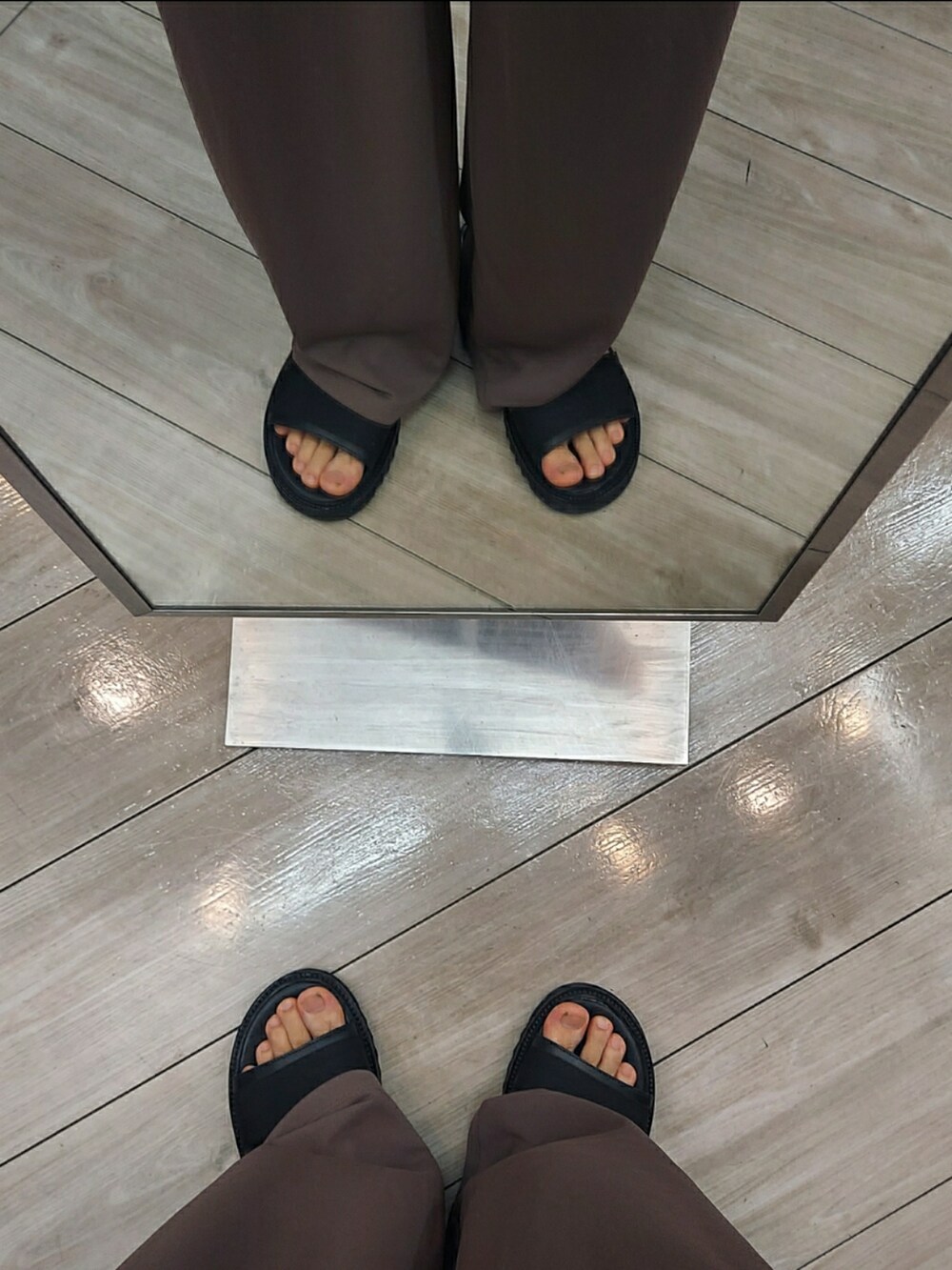 ブラック系のサンダル、ブラウン系のパンツ、その他のシャツ/ブラウスを着用したメンズの夏コーディネートの5枚目の写真