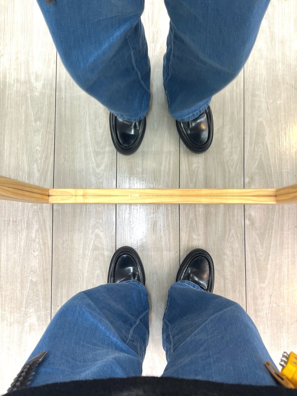 ブルー系のデニムパンツ、ブラック系のローファー、ホワイト系のニット/セーターを着用したメンズの冬コーディネートの5枚目の写真