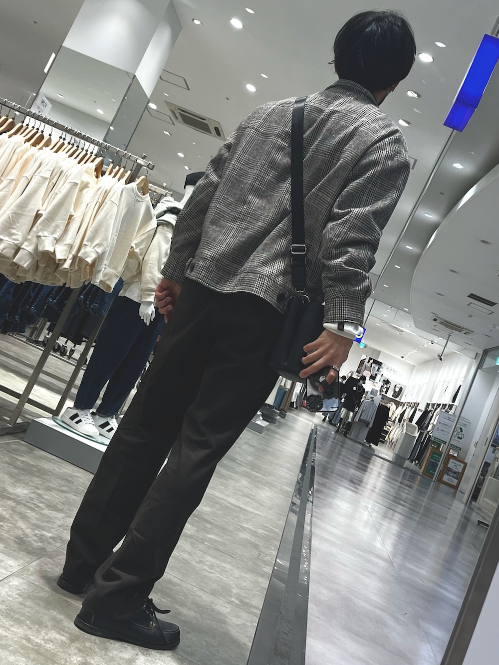 ブラウン系のパンツ、ブラック系のローファー、その他のジャケット/アウターを着用したメンズの冬コーディネートの2枚目の写真